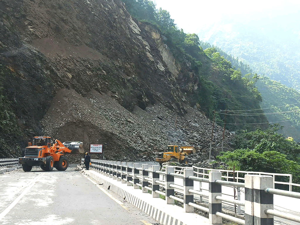 देशका विभिन्न सात राजमार्ग पहिरोले अवरुद्ध