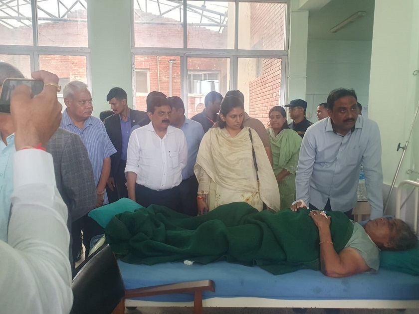 बस दुर्घटनाका घाइतेको अवस्था बुझ्न टिचिङ अस्पताल पुगिन् भारतीय राज्यमन्त्री खड्से