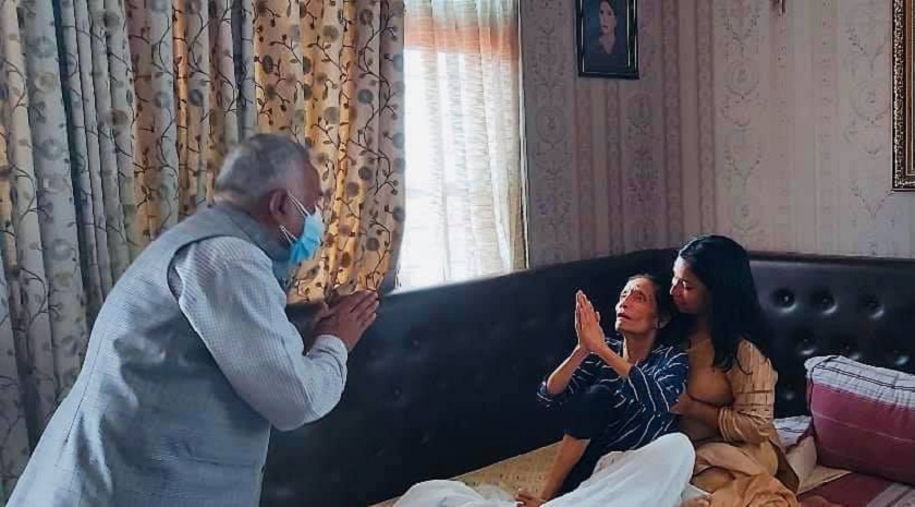 प्रचण्ड पत्नी सीताको स्वास्थ्य अवस्था बुझ्न खुमलटार पुगे रामचन्द्र पौडेल