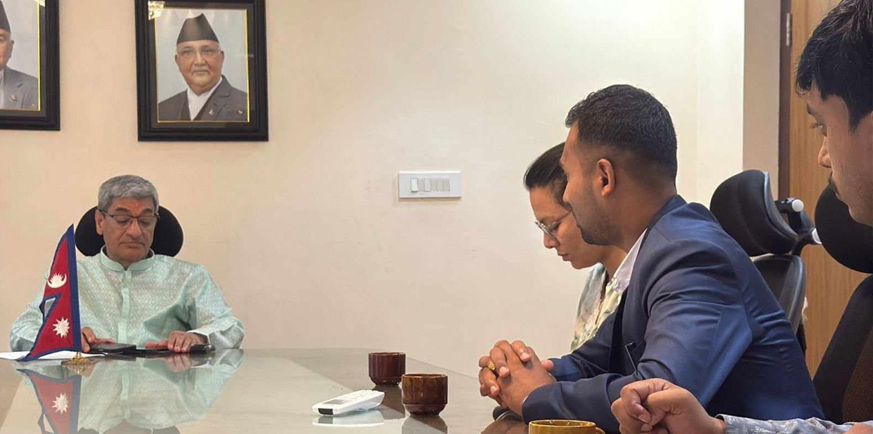 सामाजिक सञ्जालमा ‘अल बिदा’ लेखेका डा. केशव श्रेष्ठले गृहमन्त्री लेखकलाई भेटे