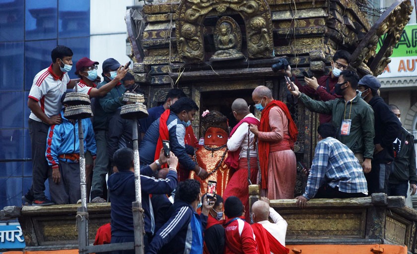 भोटो देखाउने कार्यक्रममा सरिक हुन जावलाखेल जाँदै राष्ट्रपति भण्डारी