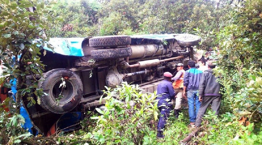 डडेल्धुरामा बस दुर्घटनामा १६ जनाको मृत्यु , मृतकको संख्या बढ्दो