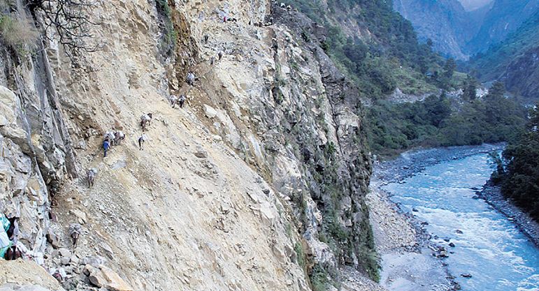 तीरैतीर भीरैभरको कठिन यात्रा, गाउँलेलाई सास्ती