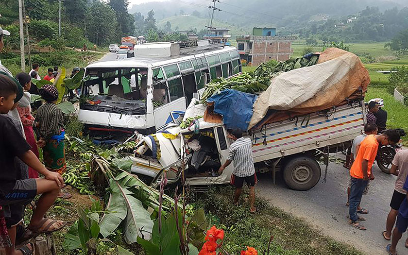 दुर्घटनाग्रस्त जीप र बस