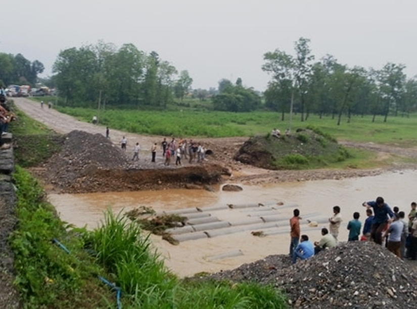 डाइभर्सन बाढीले बगाउँदा मालवाहक गाडी ठप्प