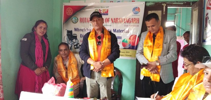 रोटरीले ह्विल चेयर र खेलकूदका सामग्रीहरू वितरण गर्‍यो