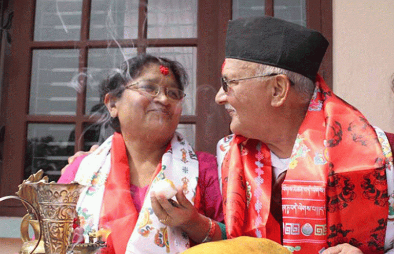 गुठी नमासौं भन्दा पानी छ्यापी-छ्यापी पिटे आन्टी !