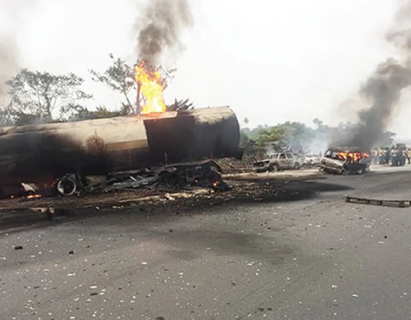 नाइजेरियामा भयानक सडक दुर्घटना