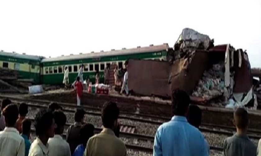 पाकिस्तानमा रेल जुध्यो, १० जनाको मृत्यु