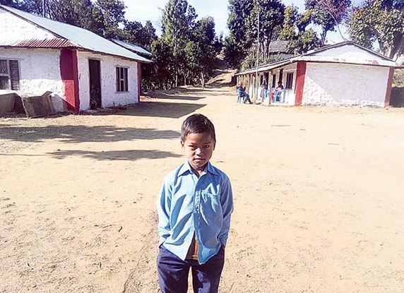 दैनिक ८ घण्टा हिडेर विद्यालय पुग्छन् बलाल, भाेकाे पेटमा पढ्नु पर्छ