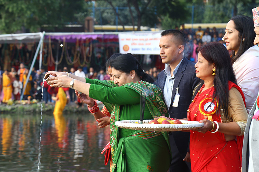 राष्ट्रपति एवं उपराष्ट्रपतिद्वारा कमलपोखरीमा छठपूजा