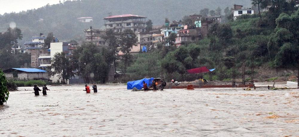 उद्धार तथा राहत तीव्र : एउटै जिल्लामा दुई लाखसम्म पीडित
