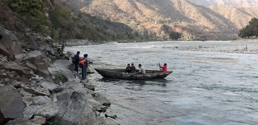 डुङ्गाको आश र त्रासमा पलाएको भविश्य