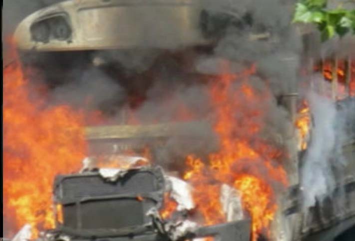 हेटौडामा मिनी ट्रकमा आगजनी, नवलपुरमा ट्रकमा पेट्रोल बम प्रहार