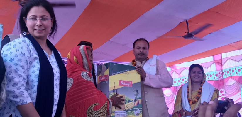 महिलालाई आत्मनिर्भर बनाउन माण्डवी रौतहटद्वारा लाखौं सामाग्री वितरण