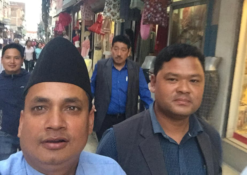 सुनवहादुर जेलवाट रिहाई भएर निस्केपछि । टोपी लगाउने तादी गाउपालिका ६ का काग्रेसवाट निर्वाचित वडा अध्यक्ष केशव थापा, अर्काे टोपी नलगाएका गाउ पालिका अध्यक्ष योविन्द्रसिंह तामाङसहित 
