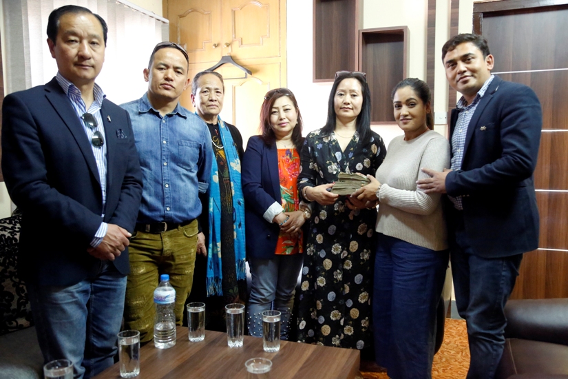 रङ्गशाला निर्माणका लागि लमजुङ आमा समुहको ६ लाख ५५ हजार सहयोग