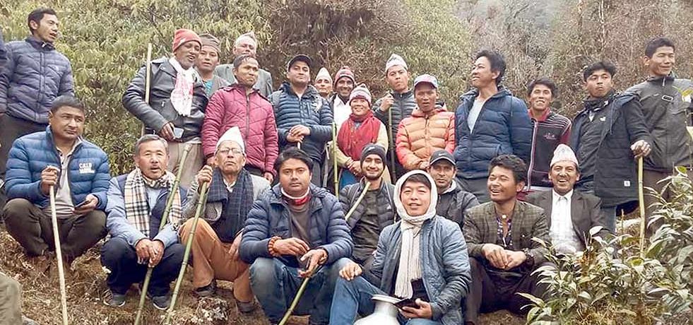 खानेपानीको मुहान खोज्दै जंगल पसे मेयर