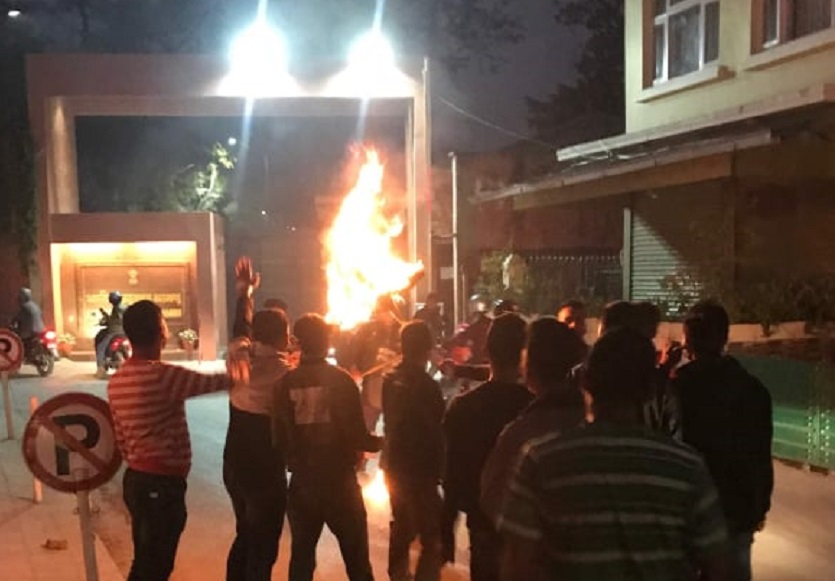भारतीय दूतावासको गेटमा नेविसंघले जलायो मोदीको पुत्ला