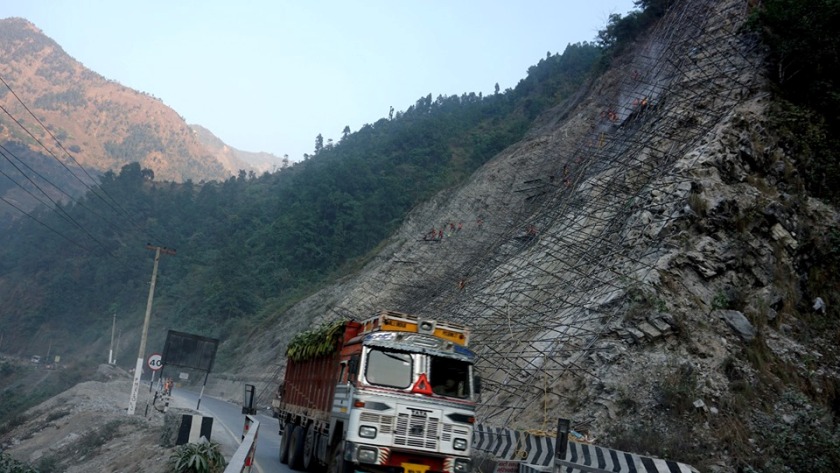 यसरी हुँदैछ मुग्लिन सडकमा पहिरो रोक्ने काम... (तस्वीरमा हेर्नुहोस्)