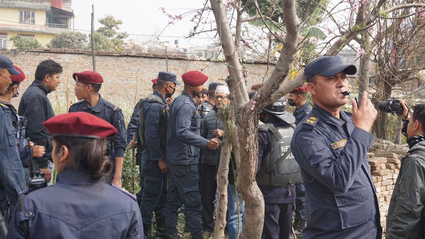 मन्त्रीले गाडेको साइन बोर्ड, मन्त्री कै अगाडि उखेल्न आएपछि...