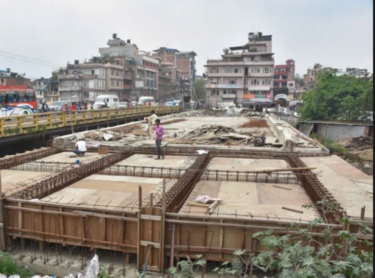जेआइइसी र पप्पु कन्स्ट्रक्सनले राजधानीमै बनाएको २० करोडको पुलमा गाडी चल्न सकेन
