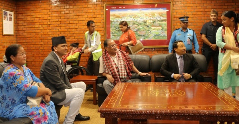 प्रचण्ड फर्किए स्वदेश, ओली सिंगापुरमा