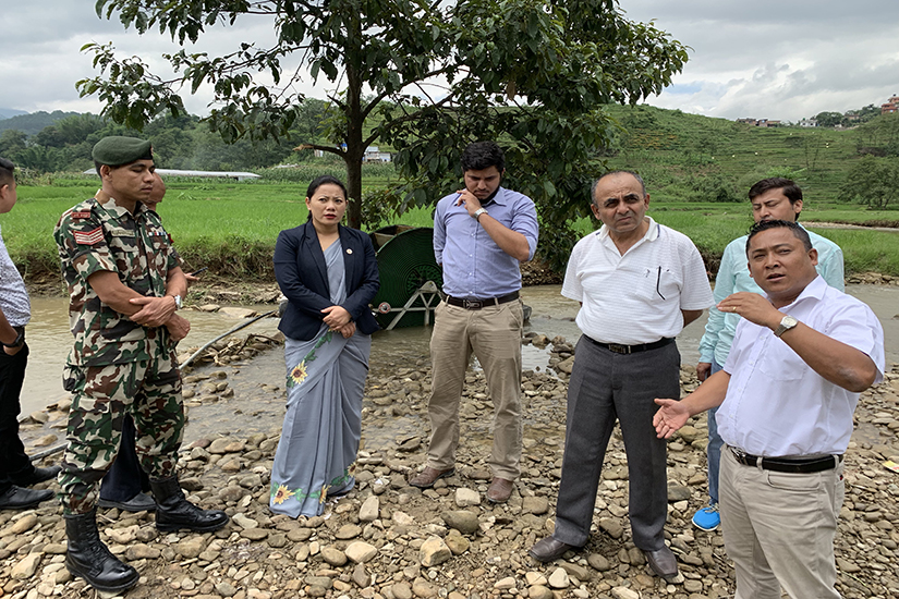 खानेपानी मन्त्रीद्वारा बिजुली र इन्धन बिना पानी तान्ने पम्पको निरीक्षण