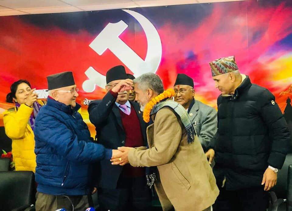 नेपाली कांग्रेस चितवनका पुराना नेता नेकपामा प्रवेश, अध्यक्षद्वय ओली र प्रचण्डद्वारा पार्टीमा स्वागत