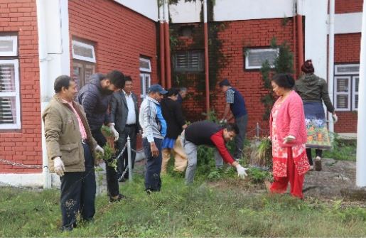 प्रजातन्त्र दिवसका अवसरमा चितवनका सरकारी कार्यालय सरसफाइ