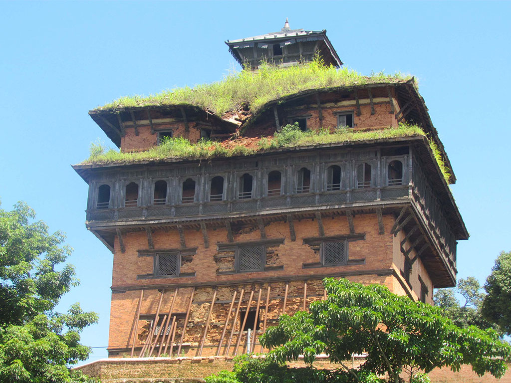 ढल्नै लाग्यो साततलेः  दरबार बन्न अर्को पृथ्वीनारायण जन्मिनुपर्ने हो ?