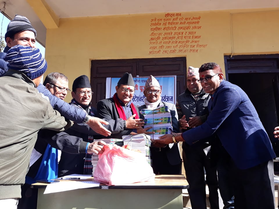 युथ क्लब नारायणगढ बाढ्यो बिपन्न विद्यार्थीलाई शैक्षिक सामग्री