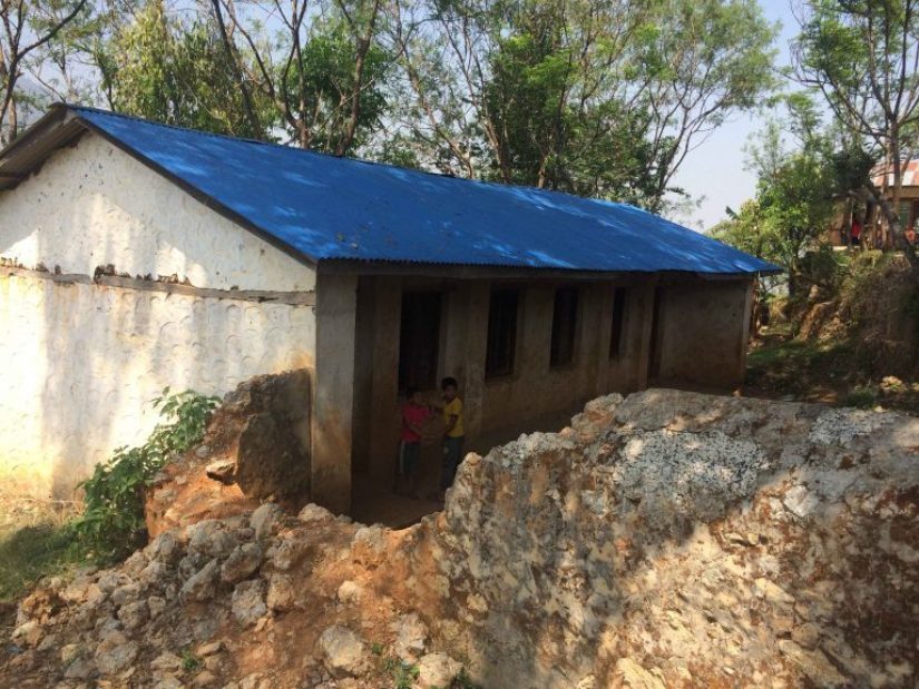 भित्तामा धराप जनाउने रातो स्टिकर, बेवास्ता गर्दै कक्षाकोठामा विद्यार्थी