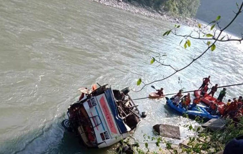 पटकपटक बिग्रिएको बस सुनकोसीमा खस्दा १७ को मृत्यु