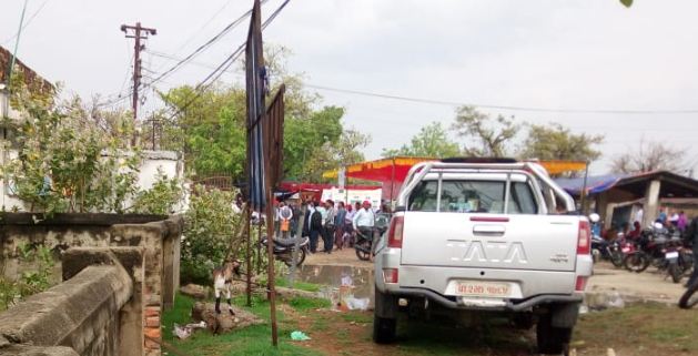 ठेकेदारकाे चुनावमा जनप्रतिनिधिकाे लर्काे, सरकारी गाडी दुरुपयाेग