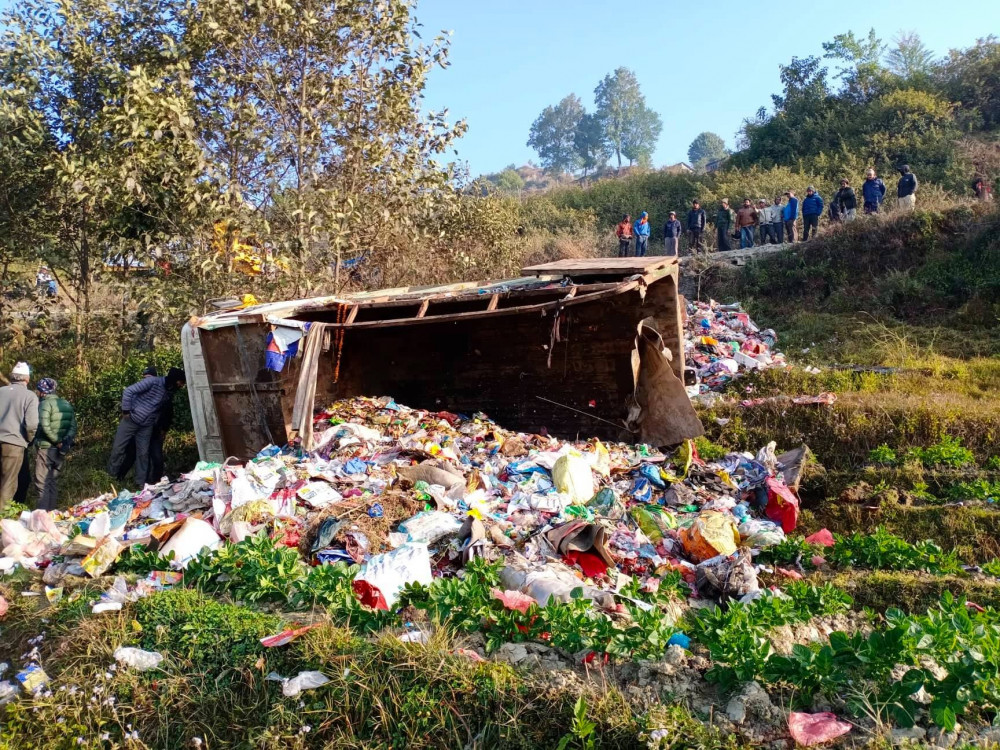 तीव्र गतिमा टिपर चलाउँदा गयो चालक र सहचालकको ज्यान