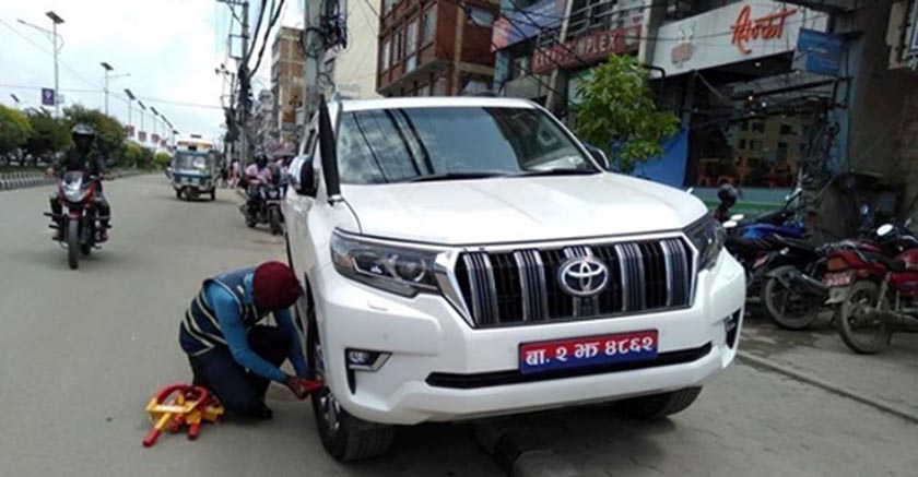 मन्त्री महासेठको गाडीमा ट्राफिक प्रहरीको ह्विल लक