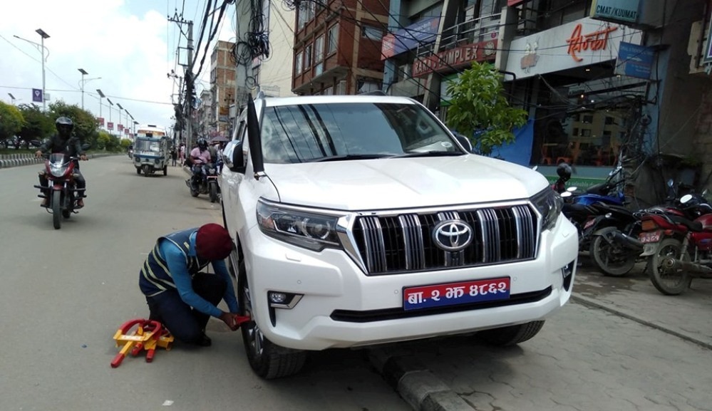 यातायातमन्त्रीकै गाडीमा ‘ह्वील लक’
