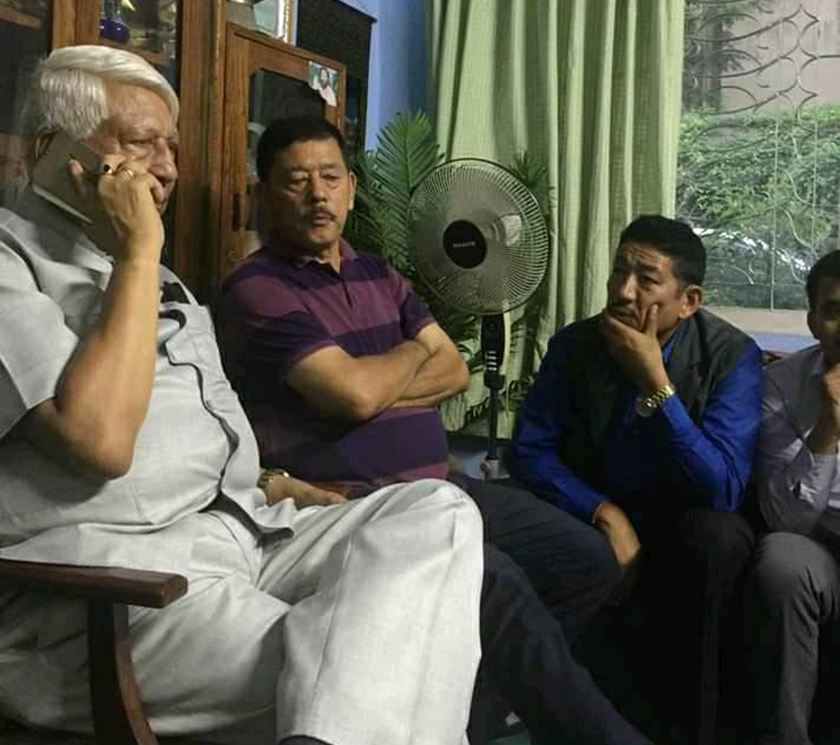 रिहाई लगत्तै सुनवहादुर काग्रेस नेता अर्जुननरसिंह् र जगदिश नरसिंह केसी सँग 