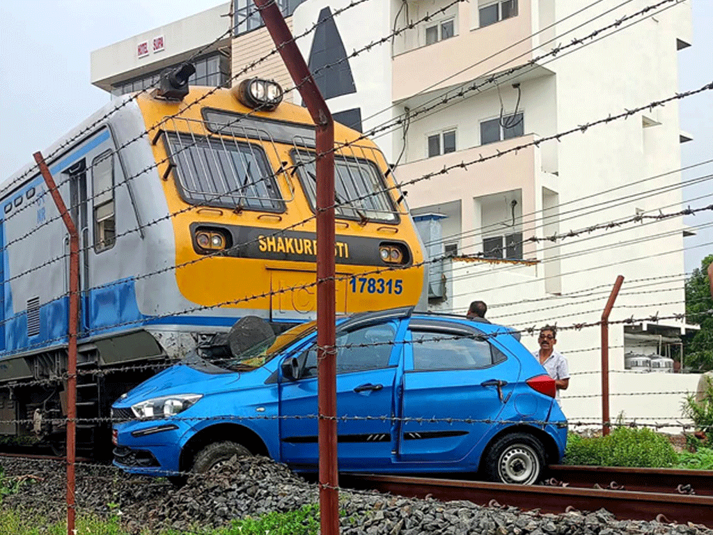 जनकपुरमा रेल र कार ठोक्कियाे