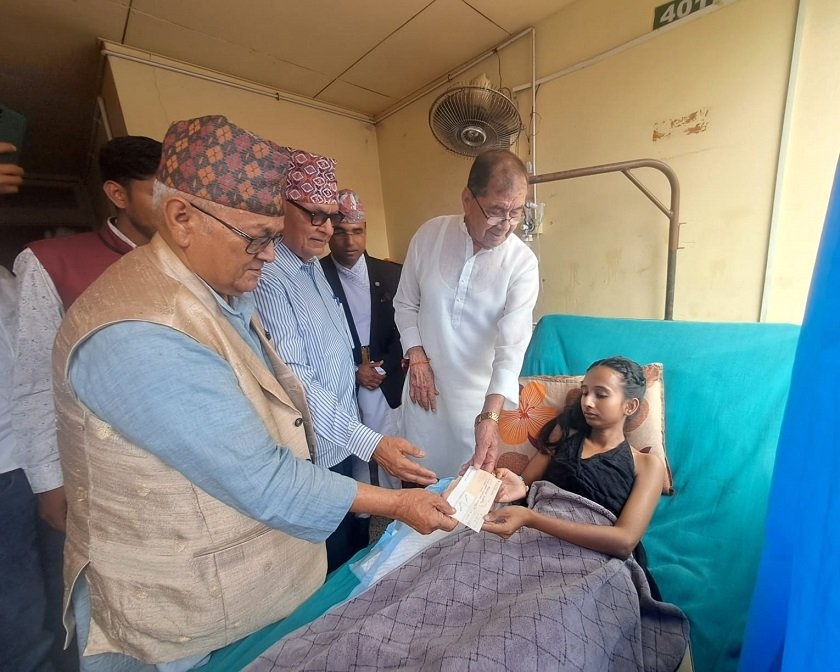 तीनकुने घटनामा घाइते  रेविका खत्रीलाई सहयोग रकम हस्तान्तरण