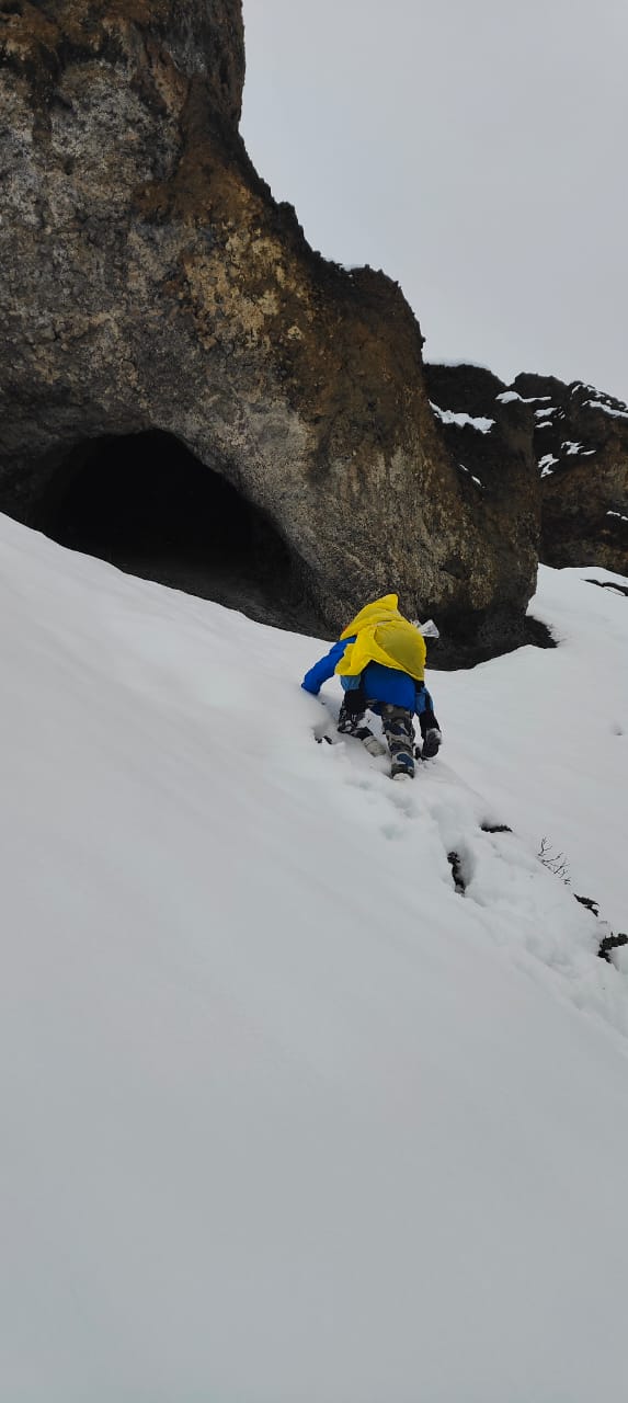 तिलिचो बेस क्याम्पमा फसेका पर्यटकहरूको सशस्त्र प्रहरी बलको माउन्टेन रेस्क्यू टिमद्वारा सफल उद्धार