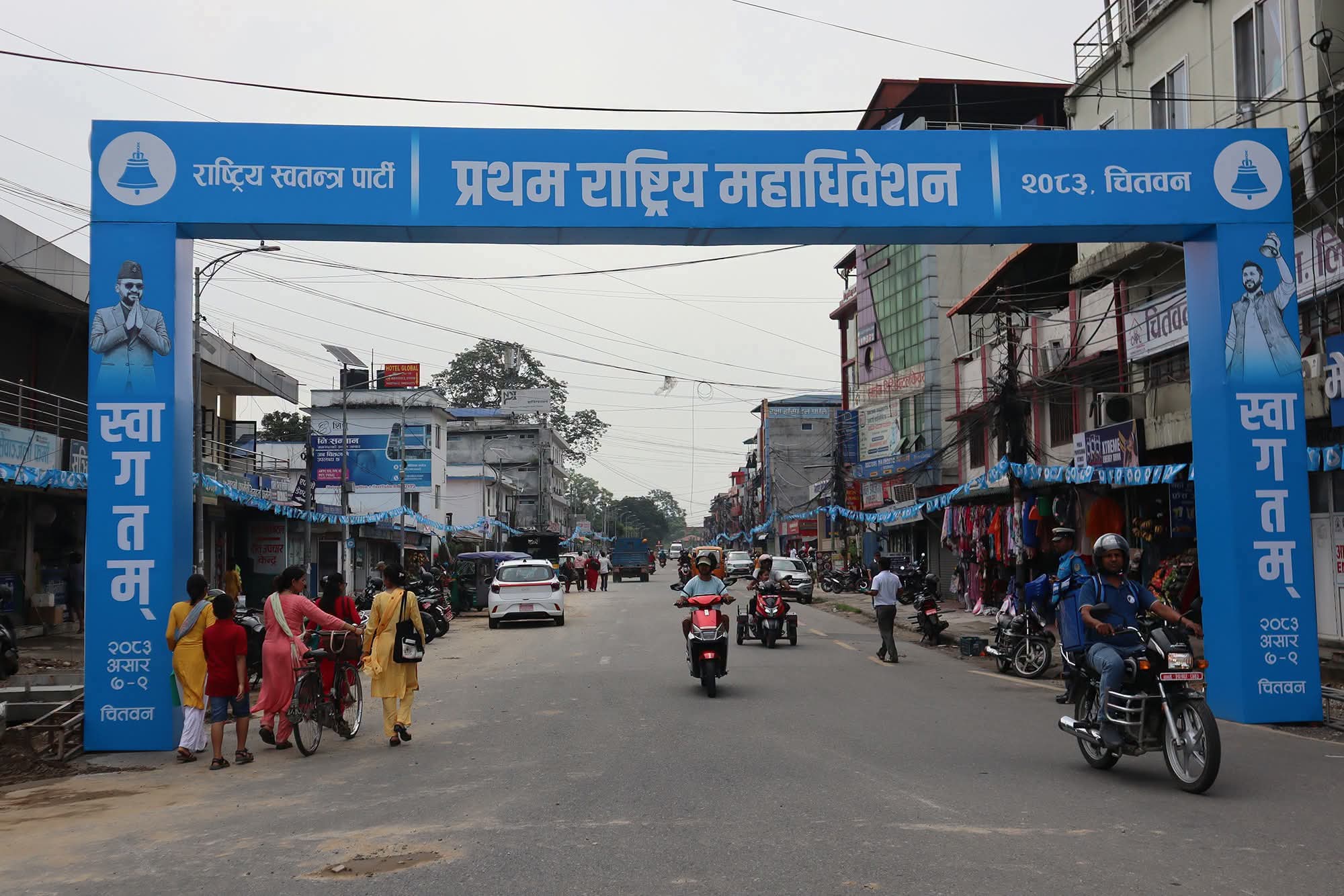 गेष्टहाउस चौरदेखि सडकसम्म रास्वपाको नीलो रङ ( फोटोफिचर)