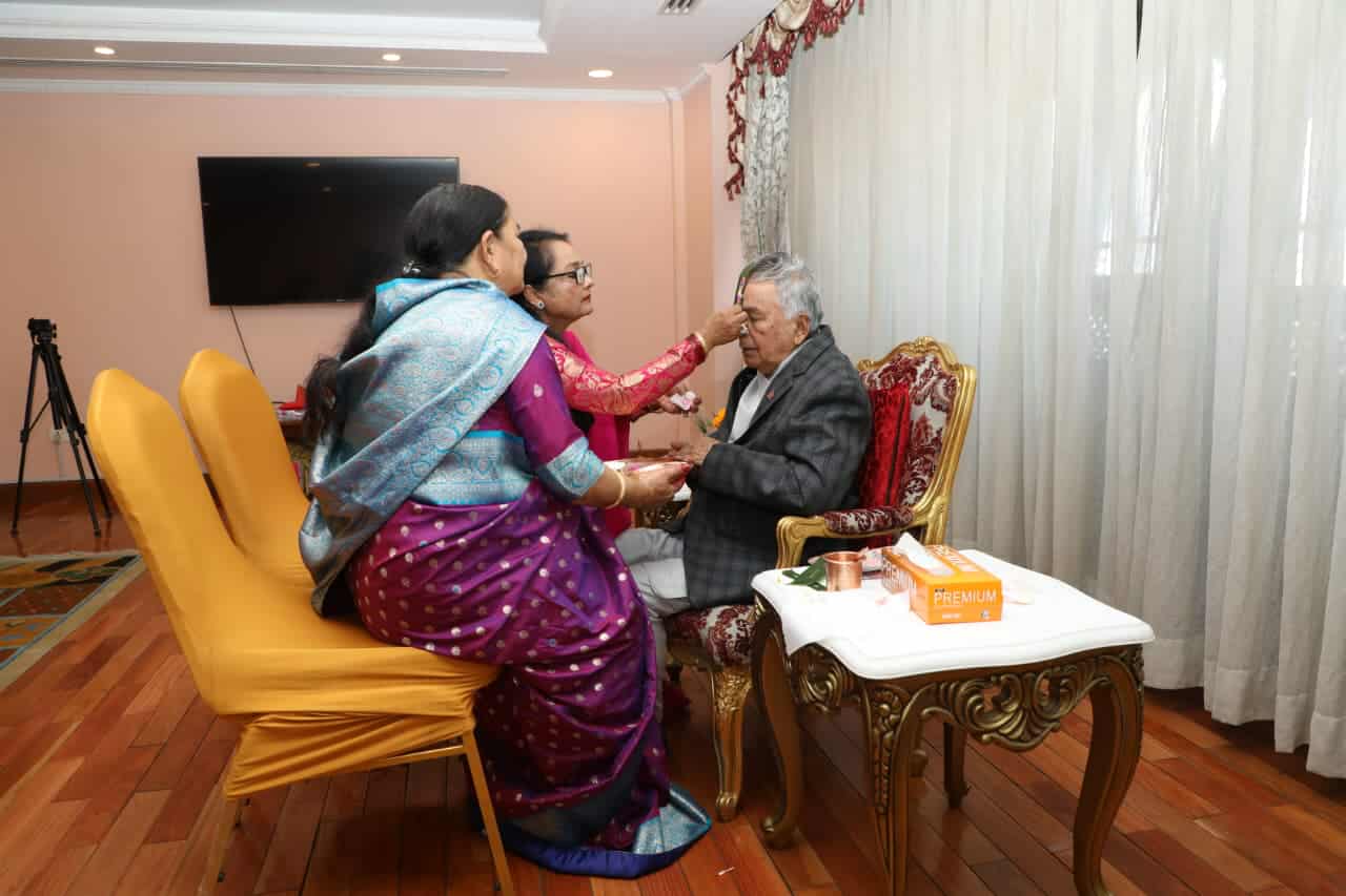 राष्ट्रपति पौडेलबाट शुभसाईतमा बहिनीहरूबाट तिहारको टीका ग्रहण