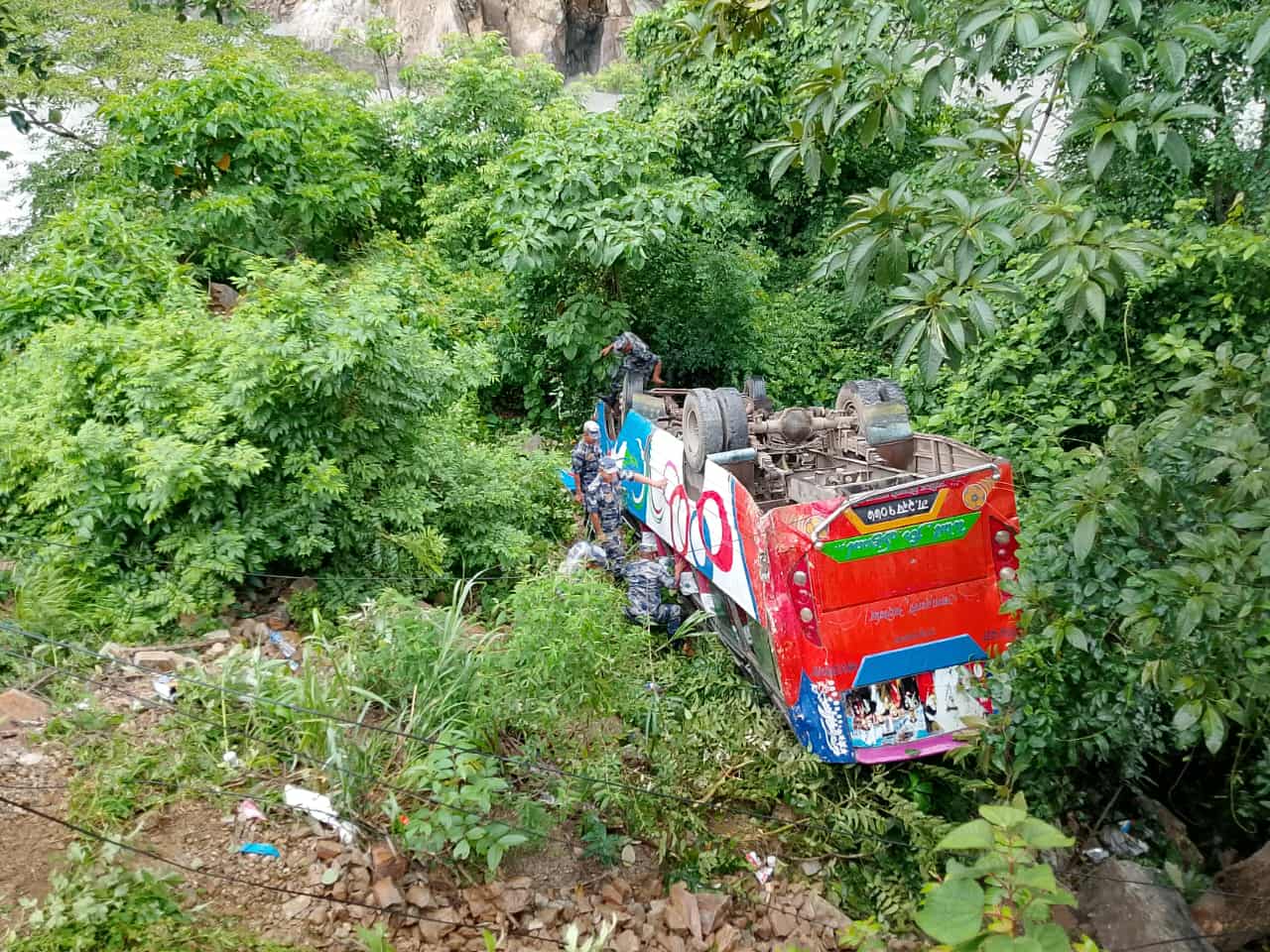 मुग्लिन-पोखरा सडकखण्डको ऐना पहरामा बस दुर्घटना