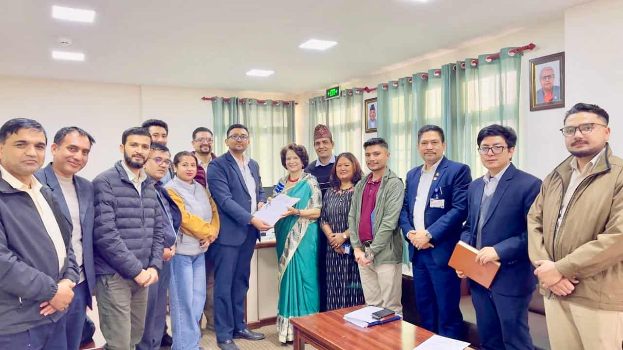 प्रयोगशालाकर्मीको पारिश्रमिक र जोखीम भत्ताका विषयमा मेलानले बुझायो स्वास्थ्य मन्त्री शर्मालाई माग पत्र