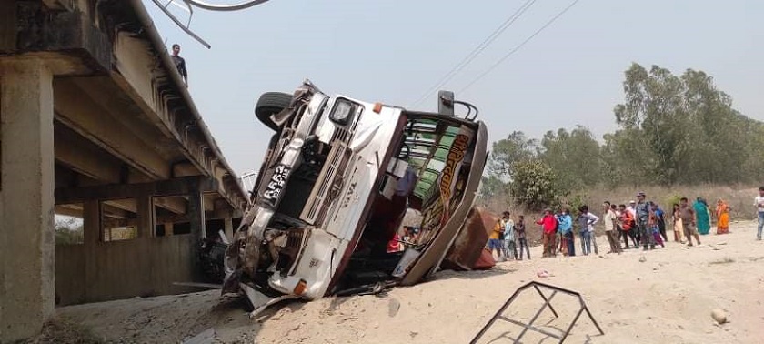 सर्लाहीमा बस दुर्घटना: चार जनाकाे मृत्यु, तीन दर्जन यात्रु घाइते