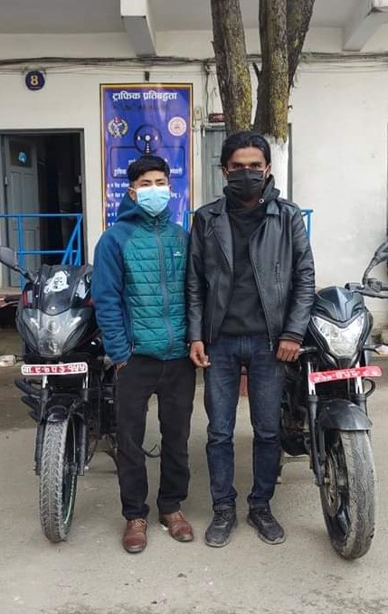 चोरीको मोटरसाईकल सहित दुई जना पक्राउ