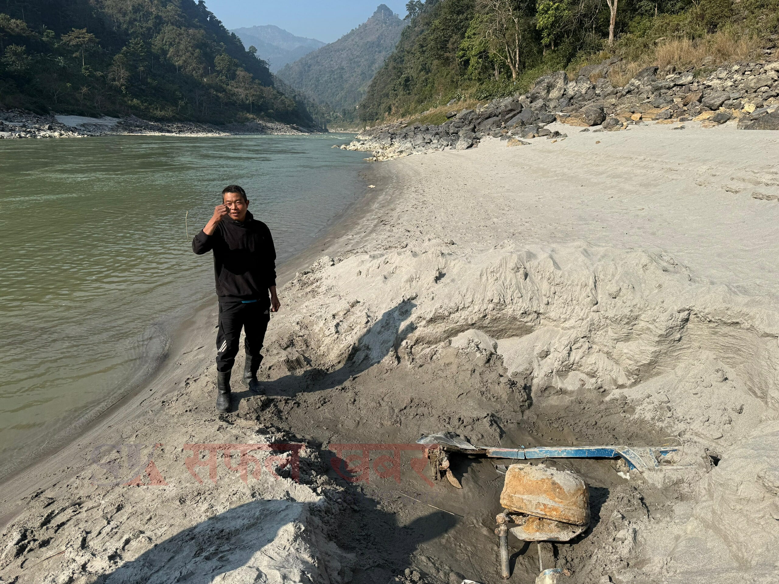 त्रिशुलीमा बस बालुवामा पुरिएकाे अस्थामा भेटियो