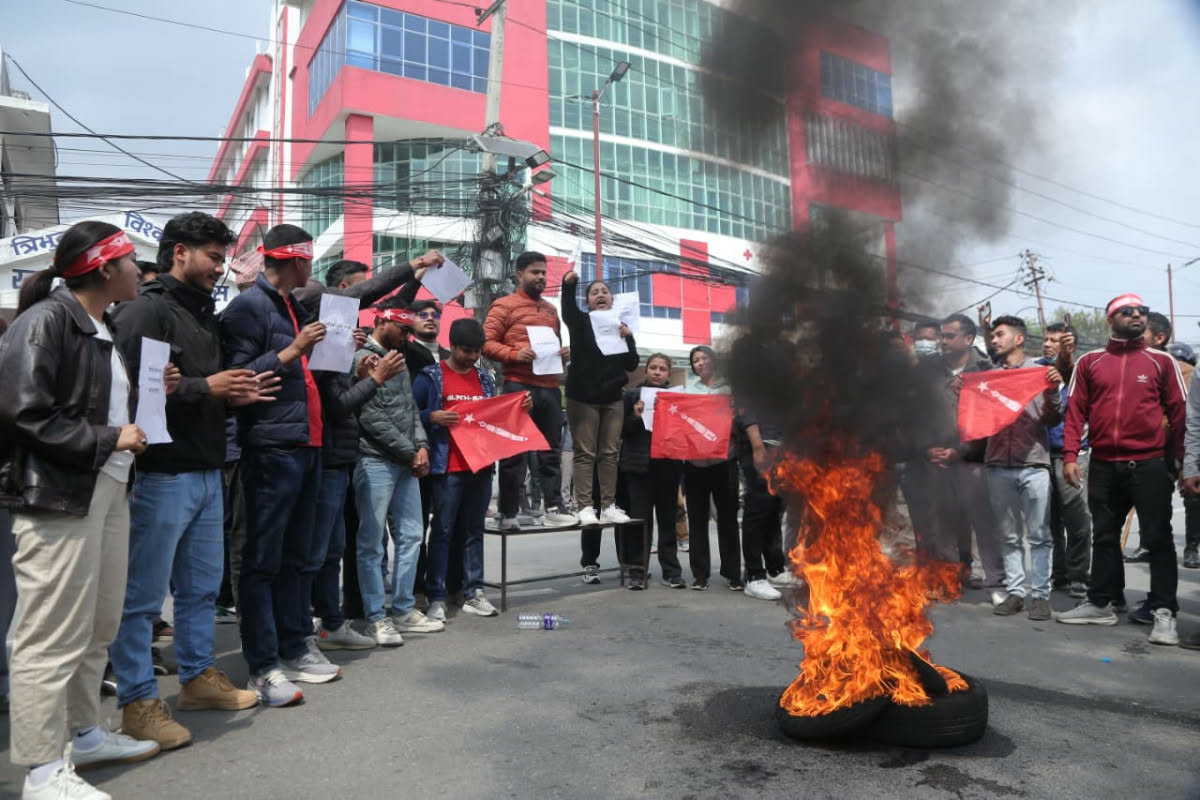 एमाले अध्यक्ष ओली पक्राउपछि तनावः सडकमा उत्रिए आक्रोशित कार्यकर्ता